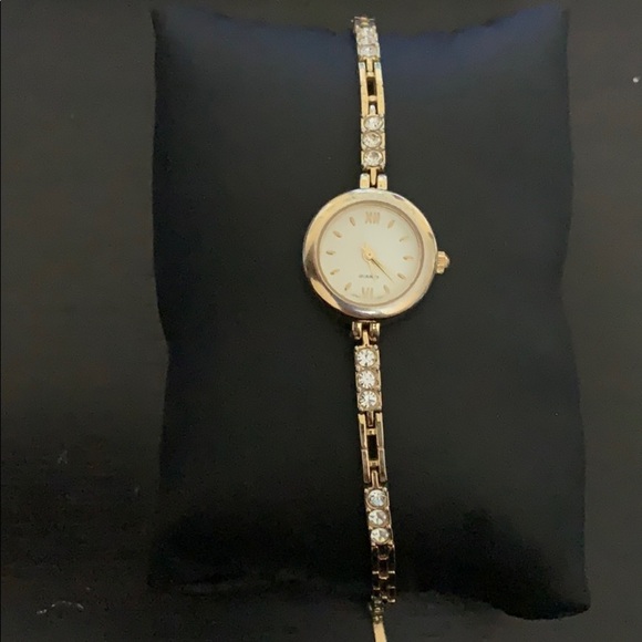 Quartz elegant woman’s thin bracelet watch